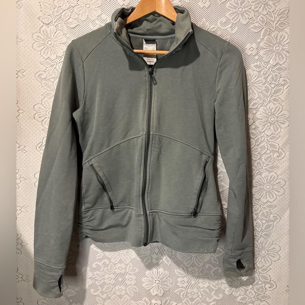 Women’s Patagonia zip up in sage green